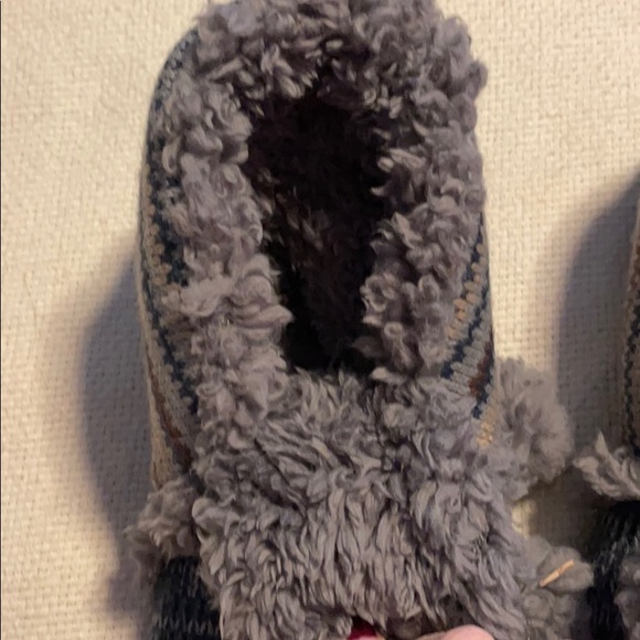 Warm and comfortable Mukluk slippers - Picture 2 of 3